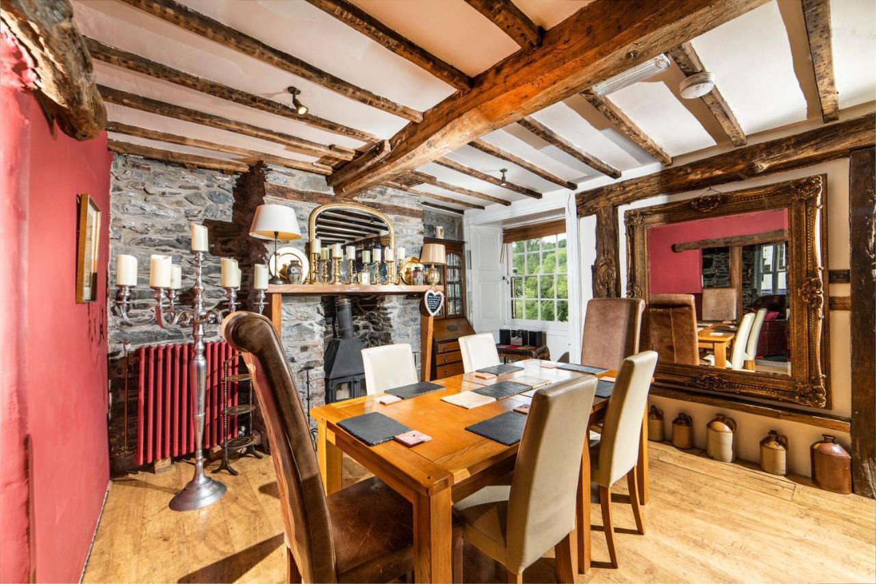 Self Catering Accommodation, Cornerstones, 16Th Century Luxury House Overlooking The River Llangollen Buitenkant foto